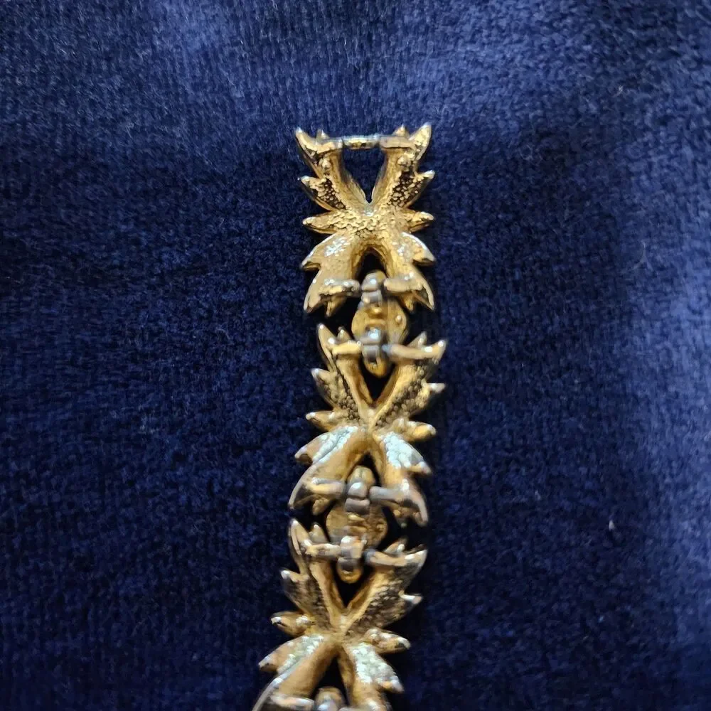 Sarah Coventry Vintage Bracelet Gold Tone Floral Leaves Textured Links